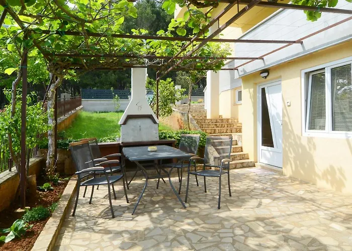 Mir 아파트 풀라