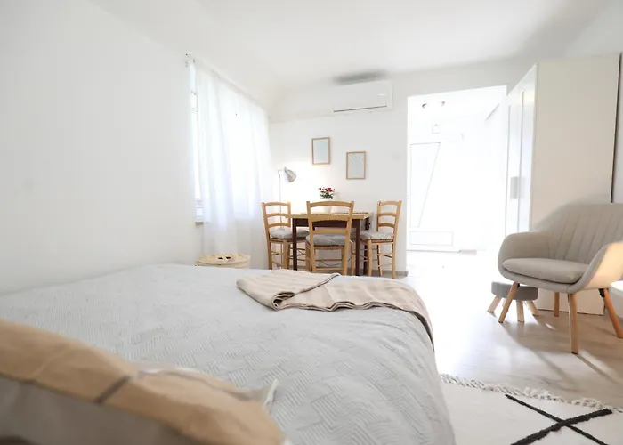 Mir 아파트 풀라